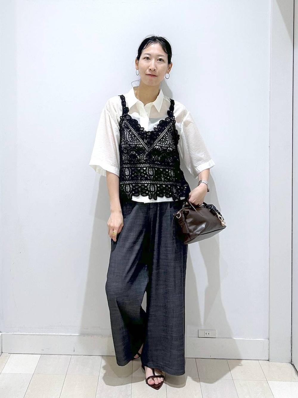 ブラック系のその他パンツ、ホワイト系のシャツ/ブラウス、ブラウン系のボストンバッグを着用したレディースの夏コーディネートの5枚目の写真