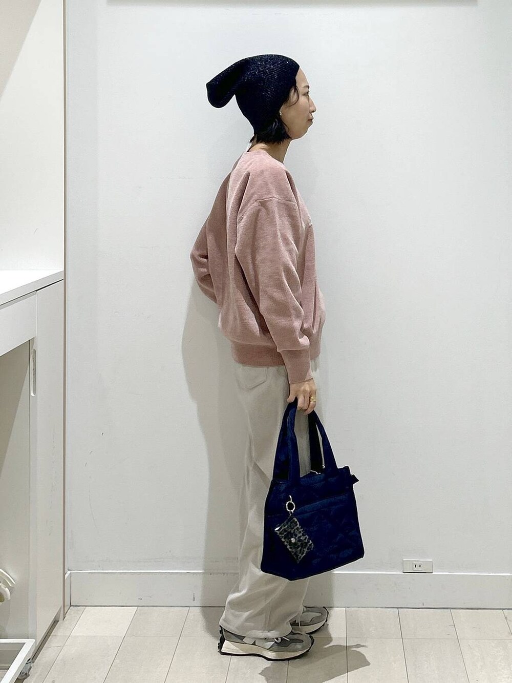 ブルー系のトートバッグ、グレー系のその他パンツ、ブラック系のニットキャップ/ビーニーを着用したレディースの冬コーディネートの2枚目の写真