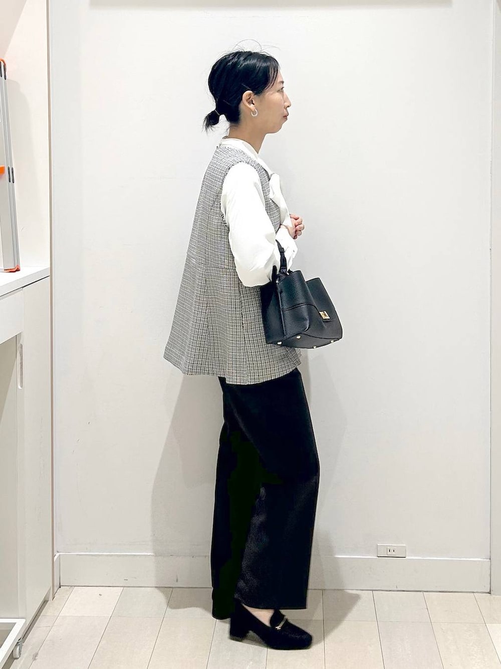 ブラック系のローファー、ホワイト系のシャツ/ブラウス、ホワイト系のその他アウターを着用したレディースの春コーディネートの4枚目の写真