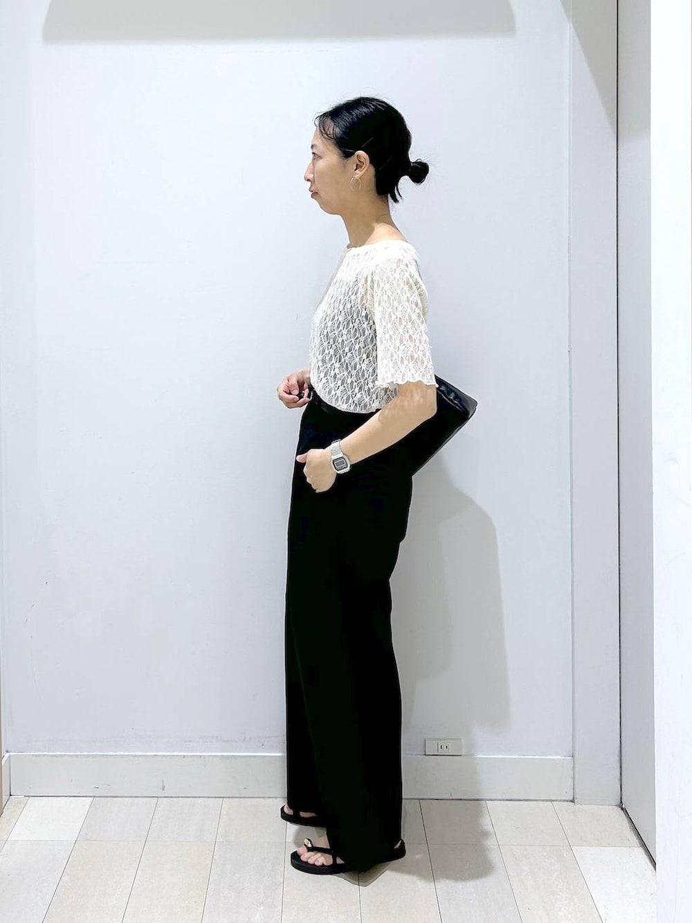 ブラック系のその他パンツ、ブラック系のショルダーバッグ、ホワイト系のTシャツ/カットソーを着用したレディースの夏コーディネートの2枚目の写真