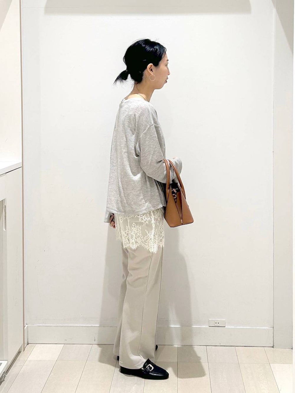 ブラック系のローファー、ブラウン系のショルダーバッグ、ベージュ系のその他パンツを着用したレディースの春コーディネートの4枚目の写真