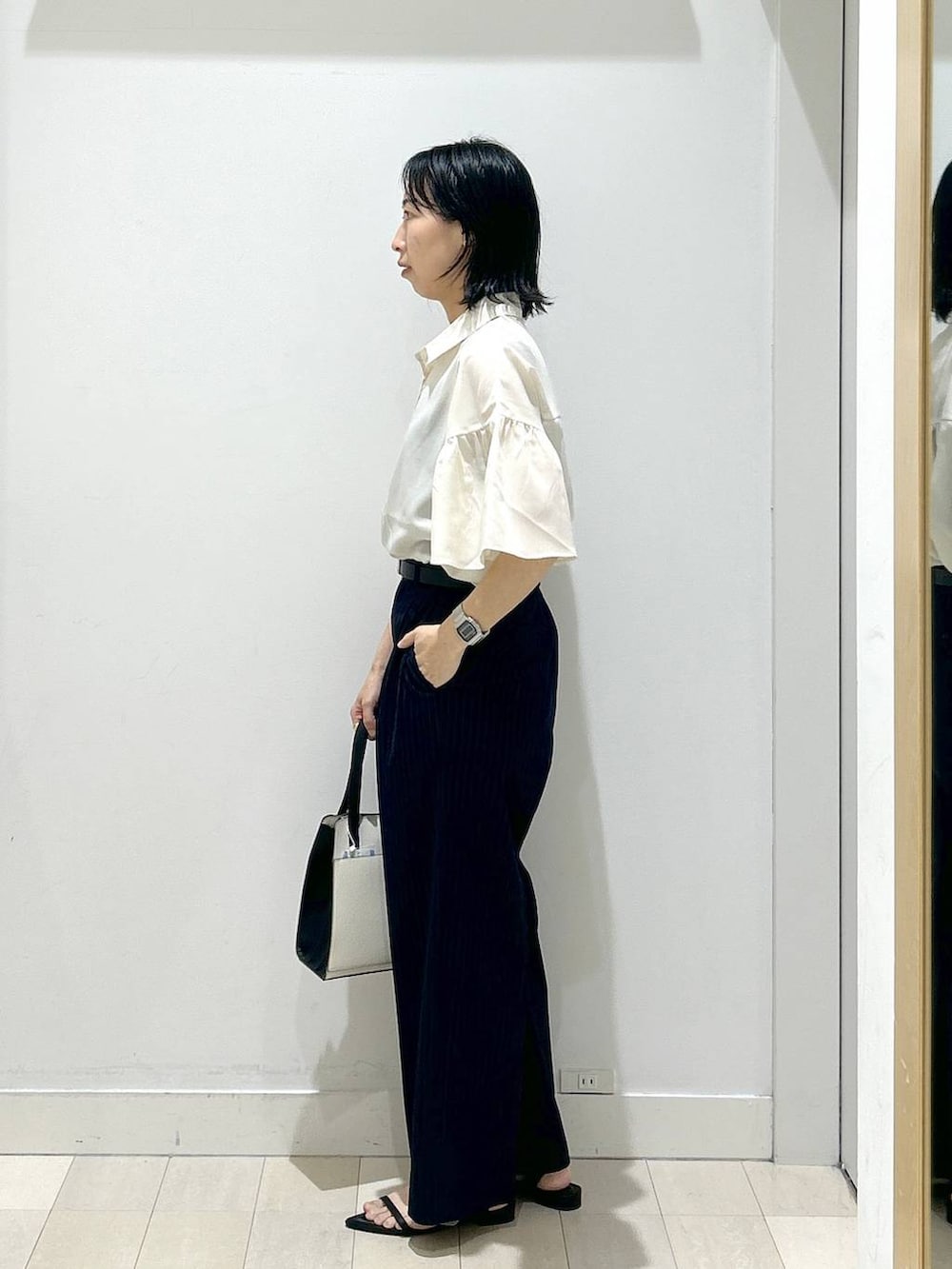 「体型カバー、着痩せ・細見え、ベーシック/シンプル、GLOBAL WORK、ウツクシルエット_GLOBAL WORK、ウツクシルエットでいこう、ウツクシルエットパンツ_GLOBAL WORK、ブラウス、夏コーデ」｜「GLOBAL WORKのスペ軽変形3WAYBAG/234491（ショルダーバッグ、ホワイト系）」を使った、rellraさん（レディース・159cm）の夏コーディネートの4枚目の写真
