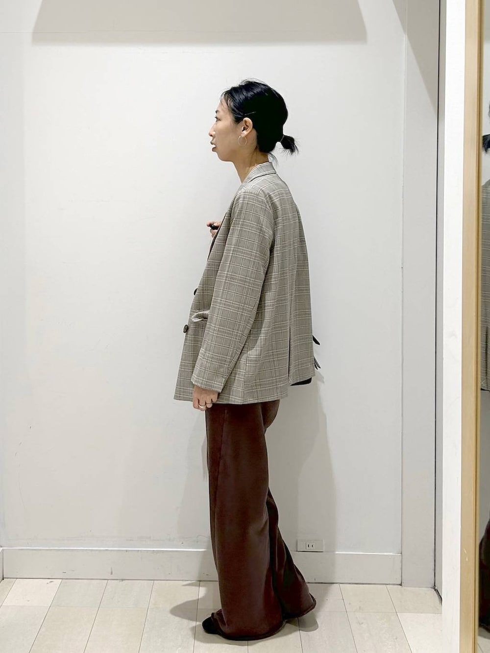 ブラック系のローファー、ブラック系のボストンバッグ、ブラウン系のスウェットパンツを着用したレディースの春コーディネートの2枚目の写真