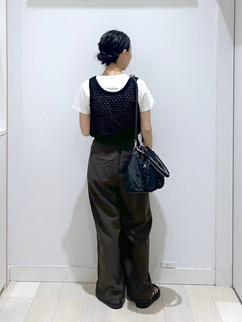 ブラック系のその他トップス、ブラック系のショルダーバッグ、ブラウン系のその他パンツを着用したレディースの夏コーディネートの3枚目の写真