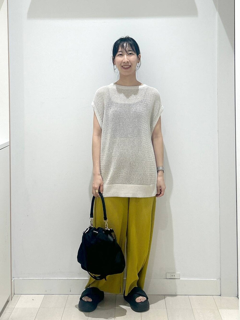 ブラック系のサンダル、ベージュ系のTシャツ/カットソー、イエロー系のその他パンツを着用したレディースの夏コーディネートの5枚目の写真