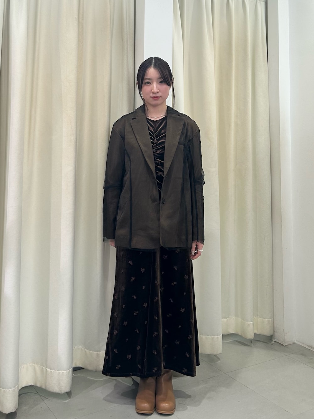 ブラウン系のその他アウター、ブラウン系のワンピース、ブラウン系のブーツを着用したレディースの冬コーディネートの2枚目の写真