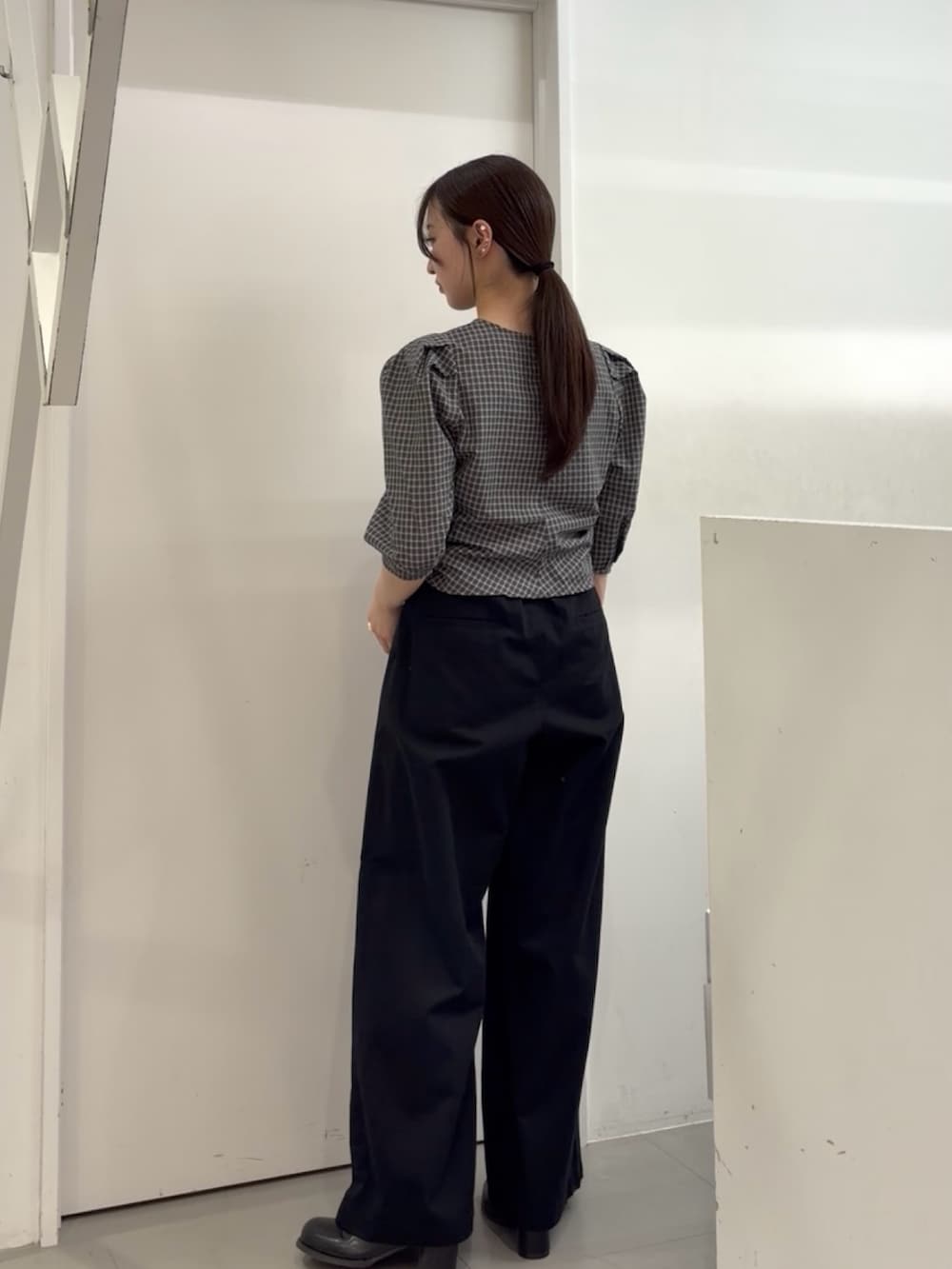 グレー系のシャツ/ブラウス、ブラック系のその他パンツ、ブラック系のサンダルを着用したレディースの春コーディネートの3枚目の写真