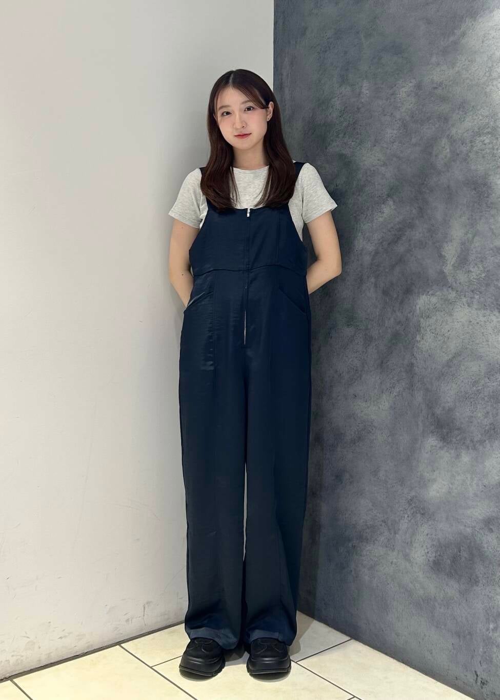 「シンプル、モード、Tシャツ、KBF、サテン、カットソー、サロペット、春コーデ、夏コーデ、春夏コーデ、モダン、25ss」｜「KBFのフロントZIPサテンサロペット（サロペット/オーバーオール、ブルー系）」を使った、なごみそさん（レディース・160cm）の夏コーディネートの2枚目の写真