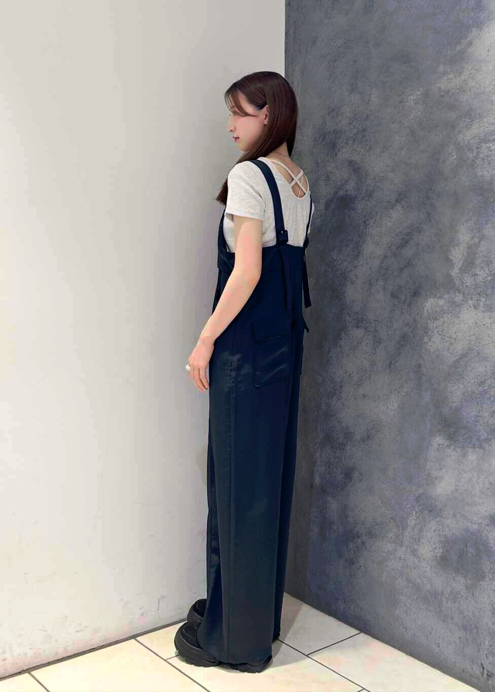 「シンプル、モード、Tシャツ、KBF、サテン、カットソー、サロペット、春コーデ、夏コーデ、春夏コーデ、モダン、25ss」｜「KBFのフロントZIPサテンサロペット（サロペット/オーバーオール、ブルー系）」を使った、なごみそさん（レディース・160cm）の夏コーディネートの4枚目の写真