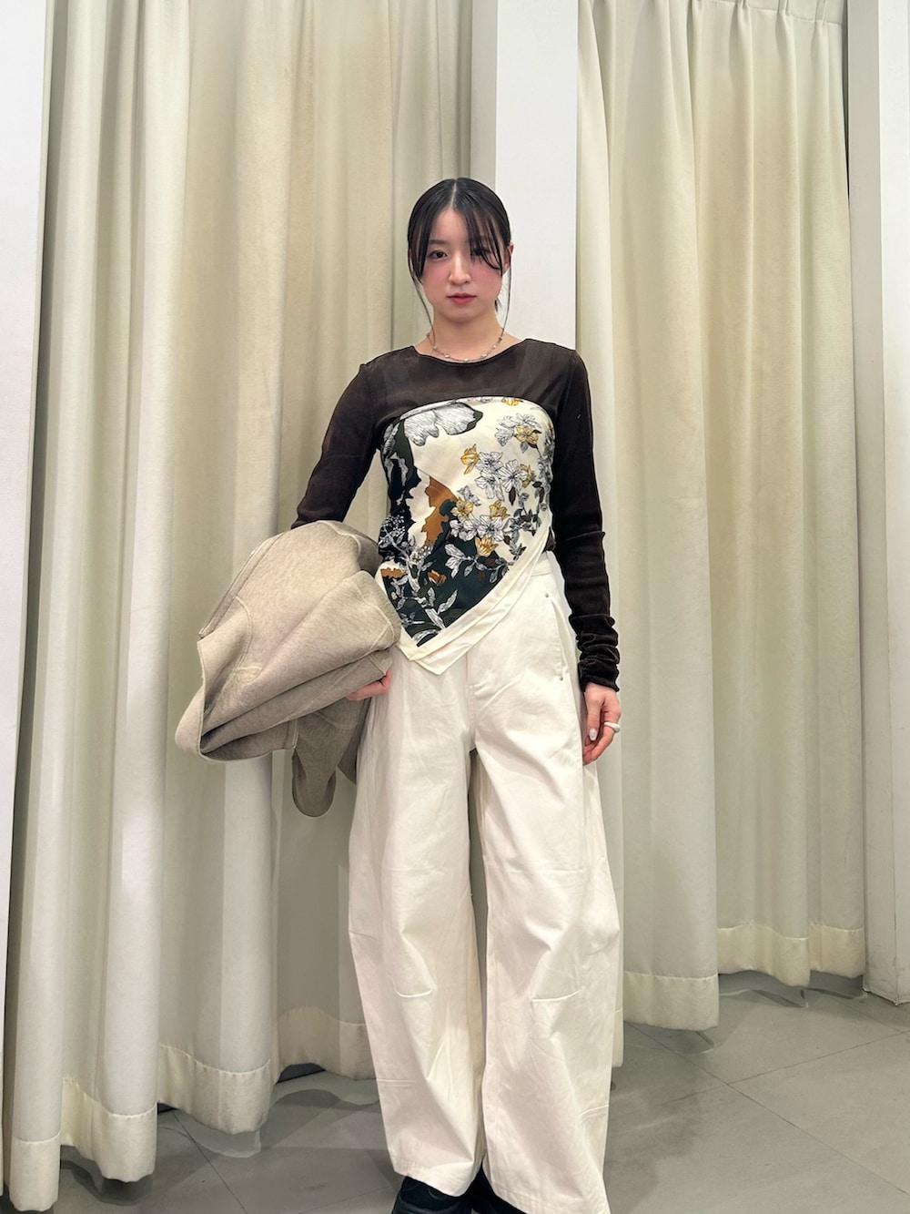 ベージュ系のその他アウター、ブラウン系のTシャツ/カットソー、ホワイト系のその他パンツを着用したレディースの冬コーディネートの5枚目の写真