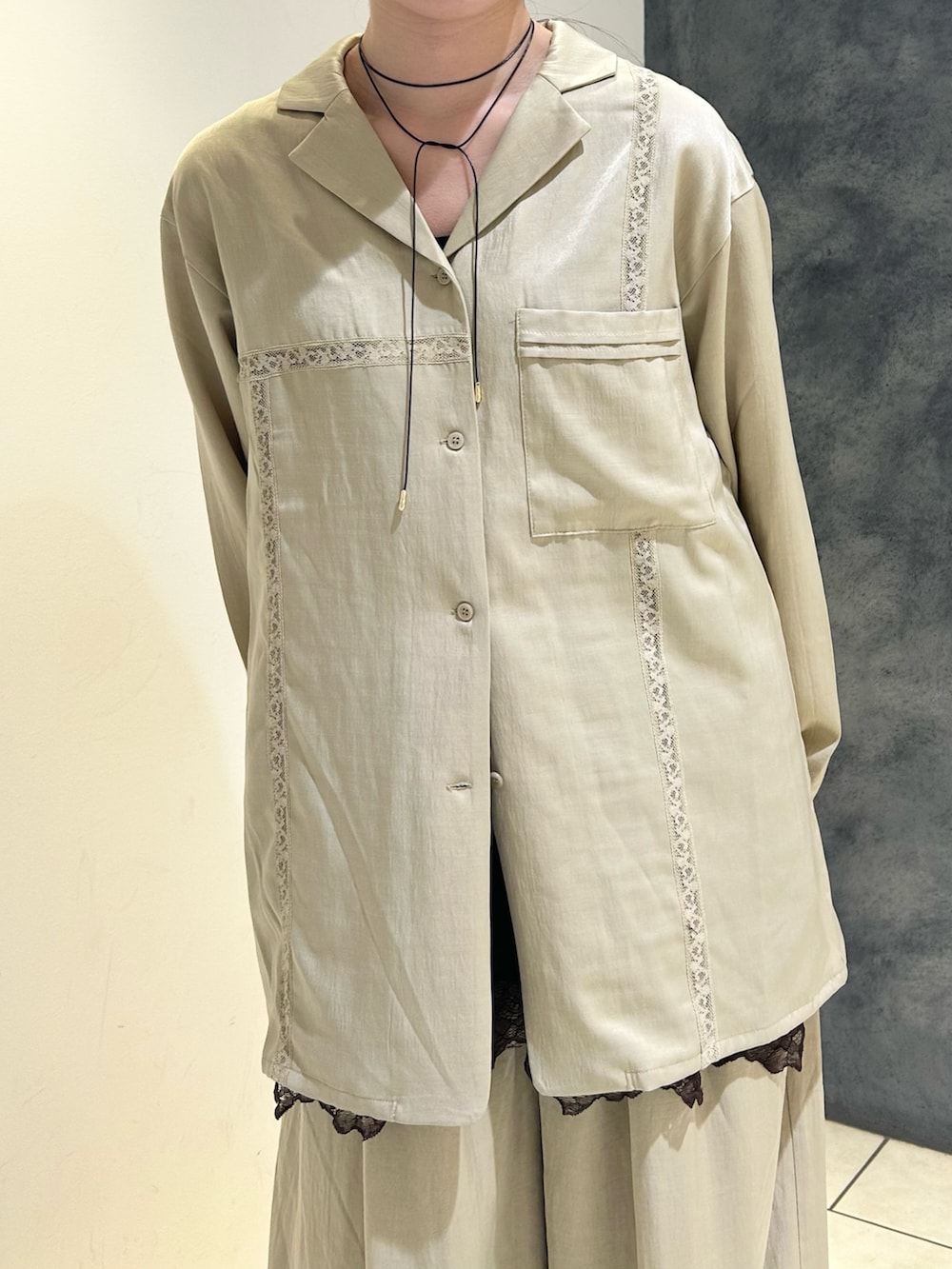 ベージュ系のシャツ/ブラウス、ベージュ系のその他パンツ、ブラウン系のキャミソールを着用したレディースの冬コーディネートの4枚目の写真