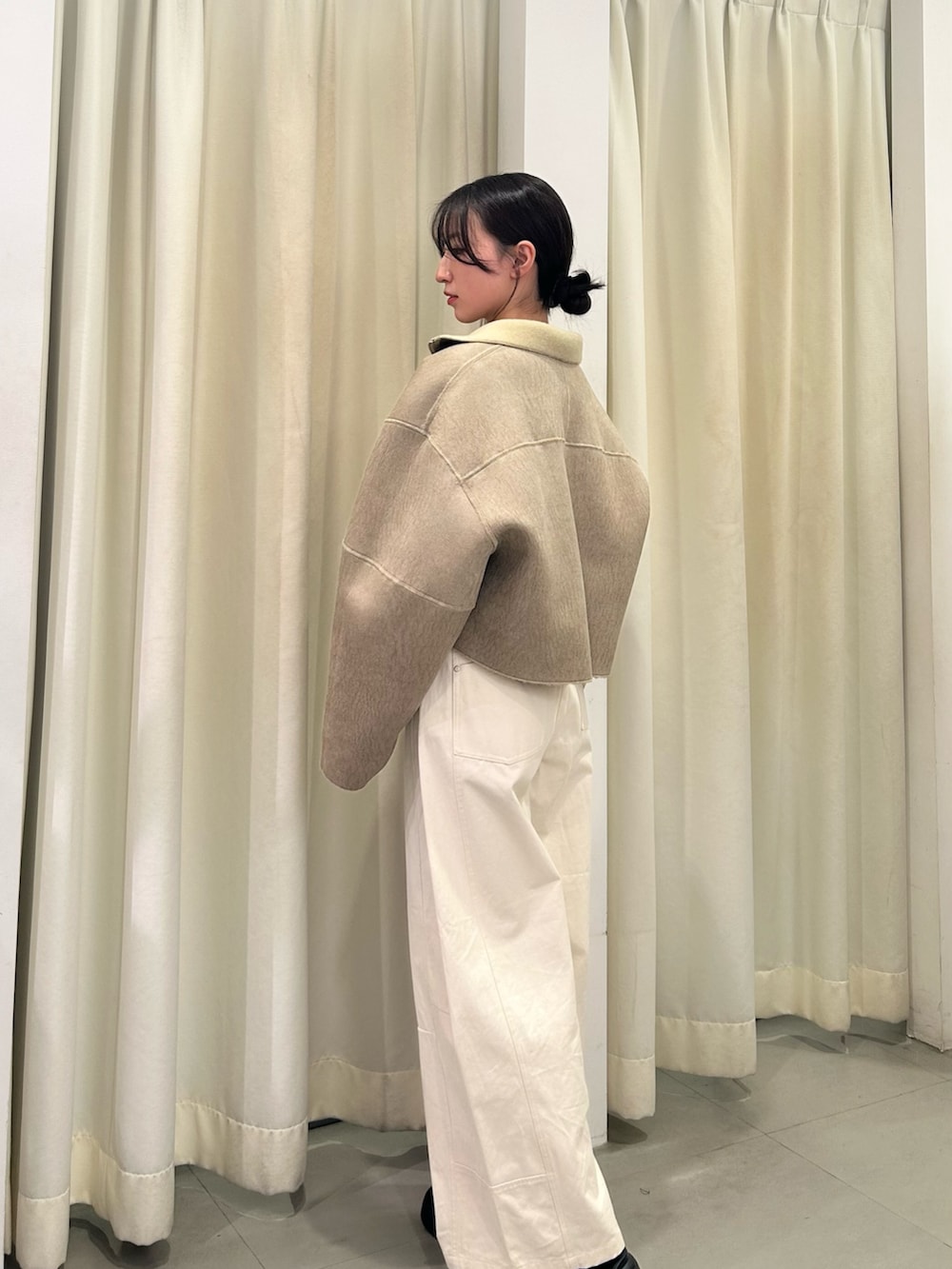 ベージュ系のその他アウター、ブラウン系のTシャツ/カットソー、ホワイト系のその他パンツを着用したレディースの冬コーディネートの3枚目の写真