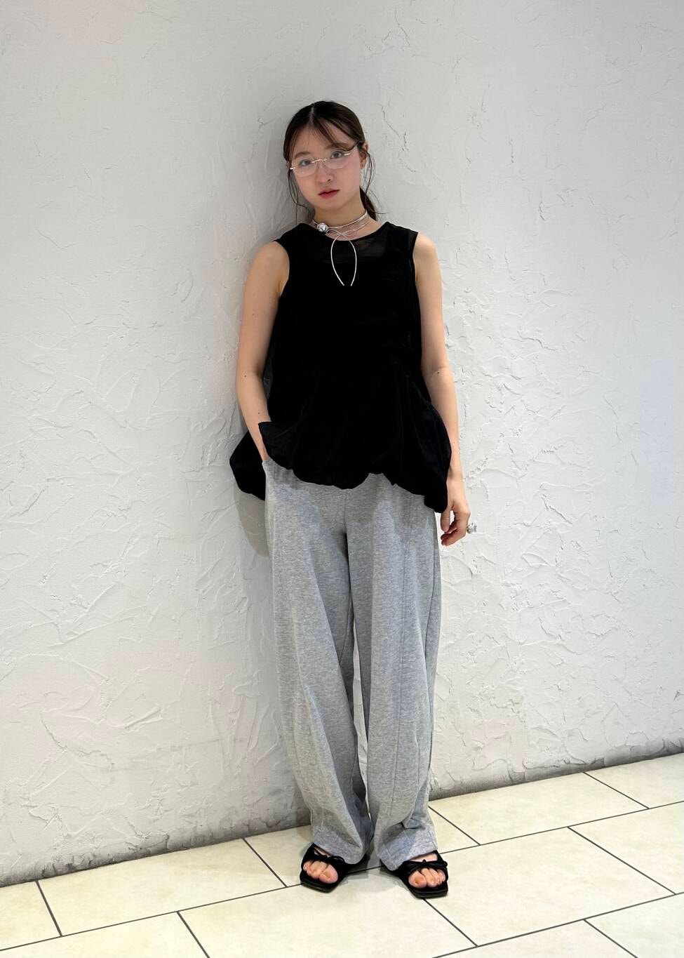 「KBF、春コーデ、夏コーデ、チュニック、春夏コーデ、スウェットパンツ、バルーン、バルーンシルエット、シアーチュニック、トレンドライク、カーブライン、25ss」｜「KBFのサテンリボンミュール（サンダル、ブラック系）」を使った、なごみそさん（レディース・160cm）の夏コーディネートの2枚目の写真