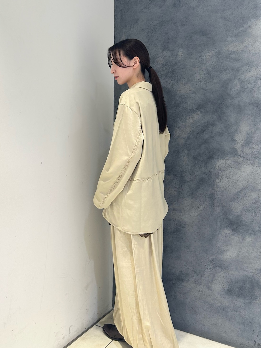 ベージュ系のシャツ/ブラウス、ベージュ系のその他パンツ、ブラウン系のキャミソールを着用したレディースの冬コーディネートの3枚目の写真