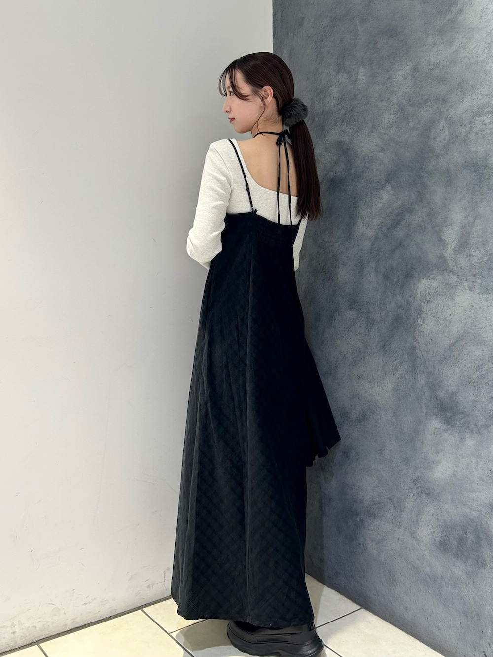 ベージュ系のTシャツ/カットソー、グレー系のワンピース、ブラック系のその他アウターを着用したレディースの秋コーディネートの3枚目の写真