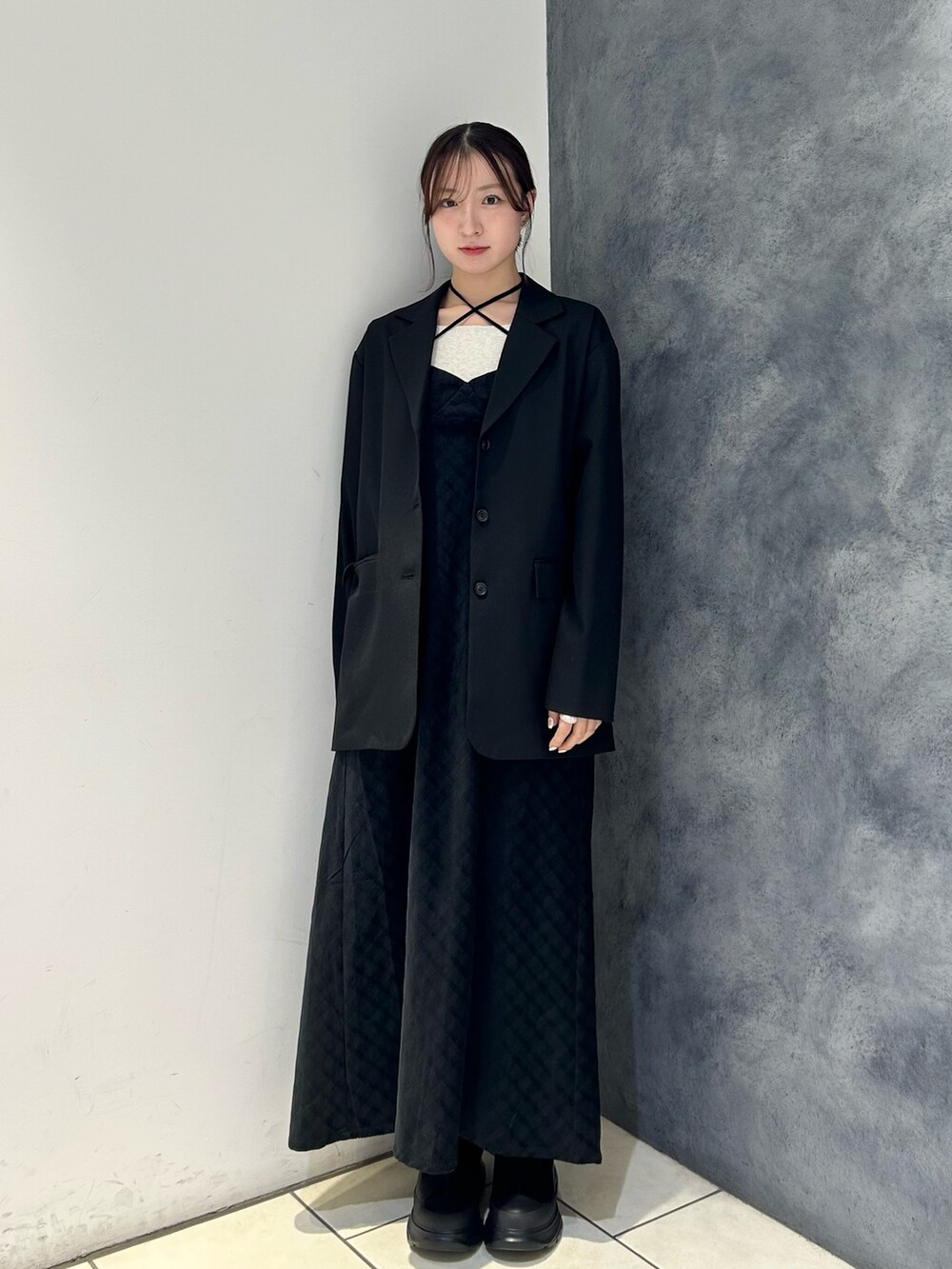 ベージュ系のTシャツ/カットソー、グレー系のワンピース、ブラック系のその他アウターを着用したレディースの秋コーディネートの4枚目の写真