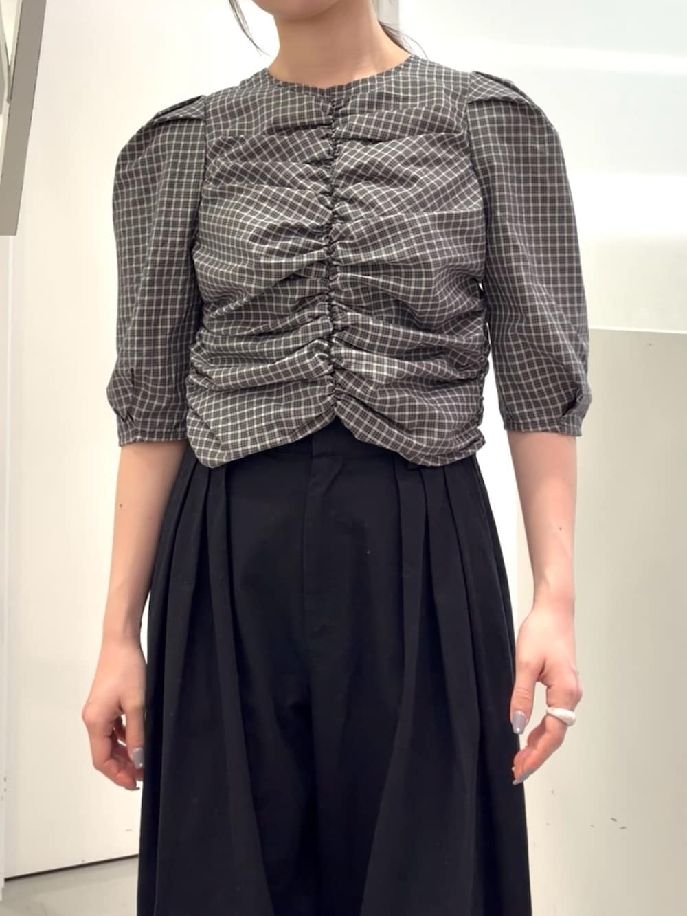 グレー系のシャツ/ブラウス、ブラック系のその他パンツ、ブラック系のサンダルを着用したレディースの春コーディネートの4枚目の写真