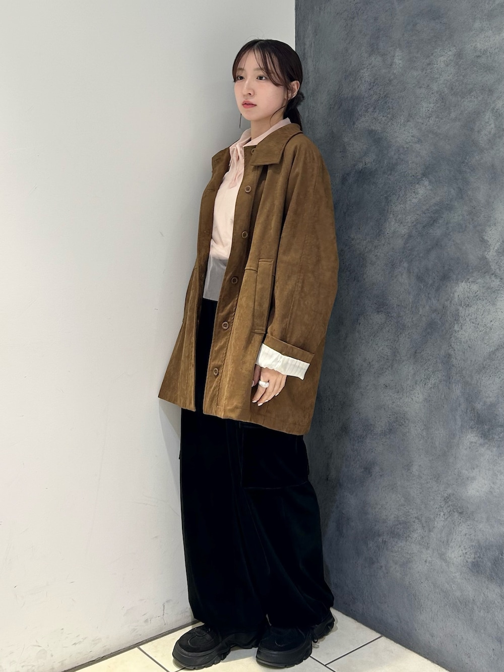 ピンク系のニット/セーター、ブラウン系のカバーオール、ブラック系のその他パンツを着用したレディースの秋コーディネートの2枚目の写真