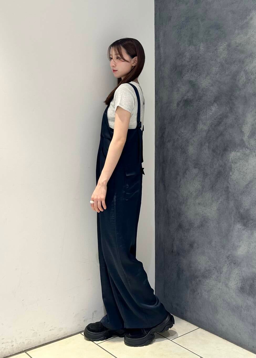 「シンプル、モード、Tシャツ、KBF、サテン、カットソー、サロペット、春コーデ、夏コーデ、春夏コーデ、モダン、25ss」｜「KBFのフロントZIPサテンサロペット（サロペット/オーバーオール、ブルー系）」を使った、なごみそさん（レディース・160cm）の夏コーディネートの3枚目の写真