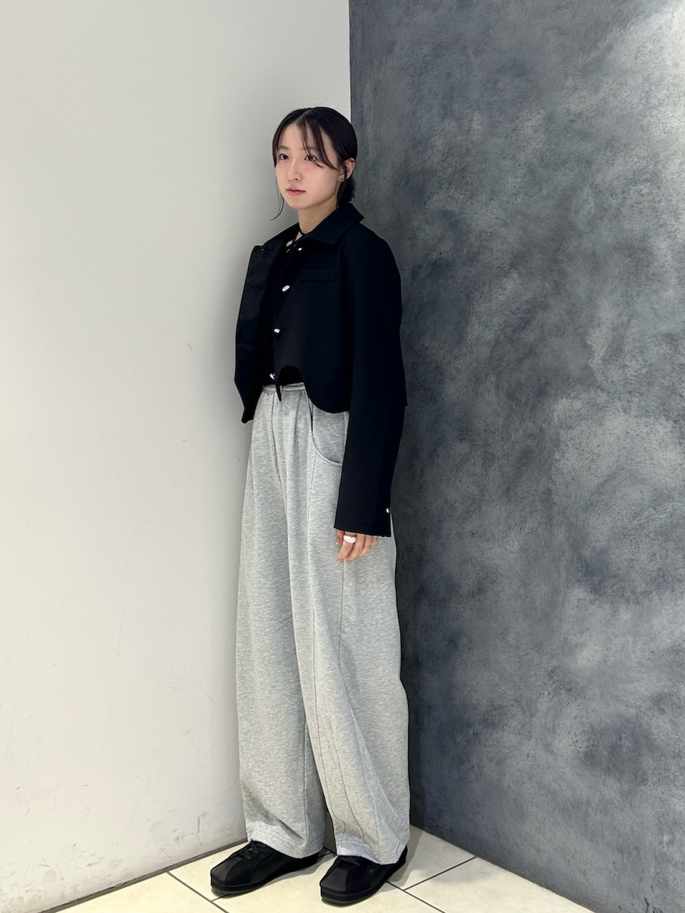 ブラック系のその他アウター、ブラック系のTシャツ/カットソー、グレー系のその他パンツを着用したレディースの秋コーディネートの3枚目の写真