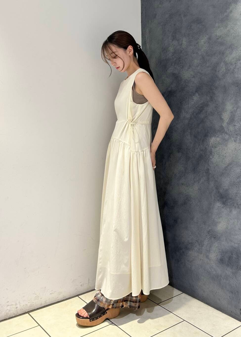「ワンピース、ワイドパンツ、KBF、シアー、春コーデ、夏コーデ、フェスコーデ、シアーパンツ、春夏コーデ、ジャガードパンツ、25ss」｜「KBFのスタッズサボサンダル（サンダル、ブラウン系）」を使った、なごみそさん（レディース・160cm）の夏コーディネートの2枚目の写真