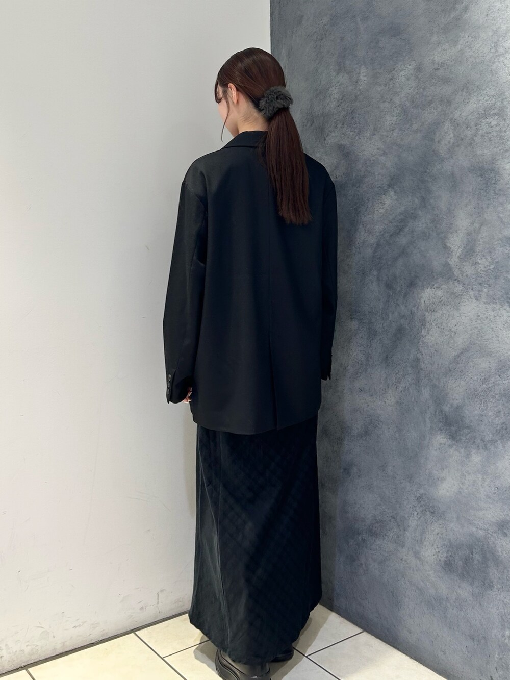 ベージュ系のTシャツ/カットソー、グレー系のワンピース、ブラック系のその他アウターを着用したレディースの秋コーディネートの6枚目の写真