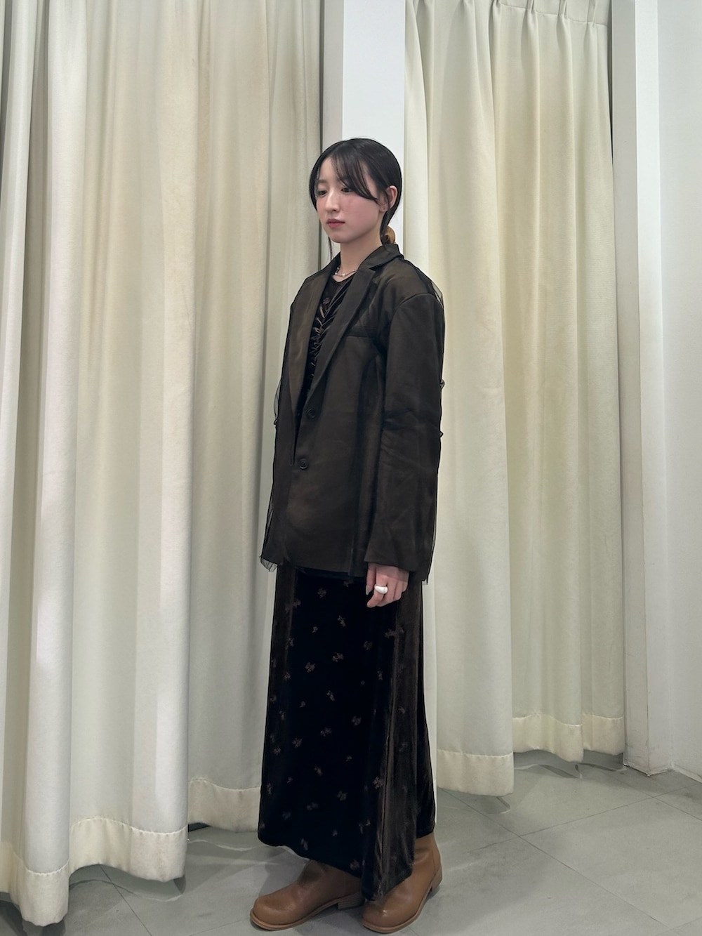 ブラウン系のその他アウター、ブラウン系のワンピース、ブラウン系のブーツを着用したレディースの冬コーディネートの3枚目の写真