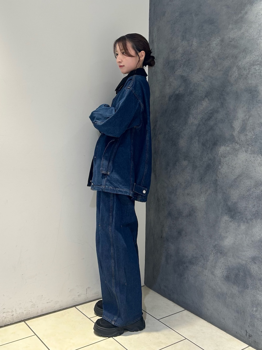 「KBF、25aw、秋冬コーデ、秋コーデ、冬コーデ、デニム、ジーパン、ジーンズ、ストレートシルエット、ストレートデニム、ブルゾン、オーバーサイズ、カラーデニム、コーデュロイ、スリッポン」｜「KBFの2WAYカラーデニムブルゾン（ブルゾン、ブルー系）」を使った、なごみそさん（骨格ウェーブ・レディース・160cm）の夏コーディネートの2枚目の写真