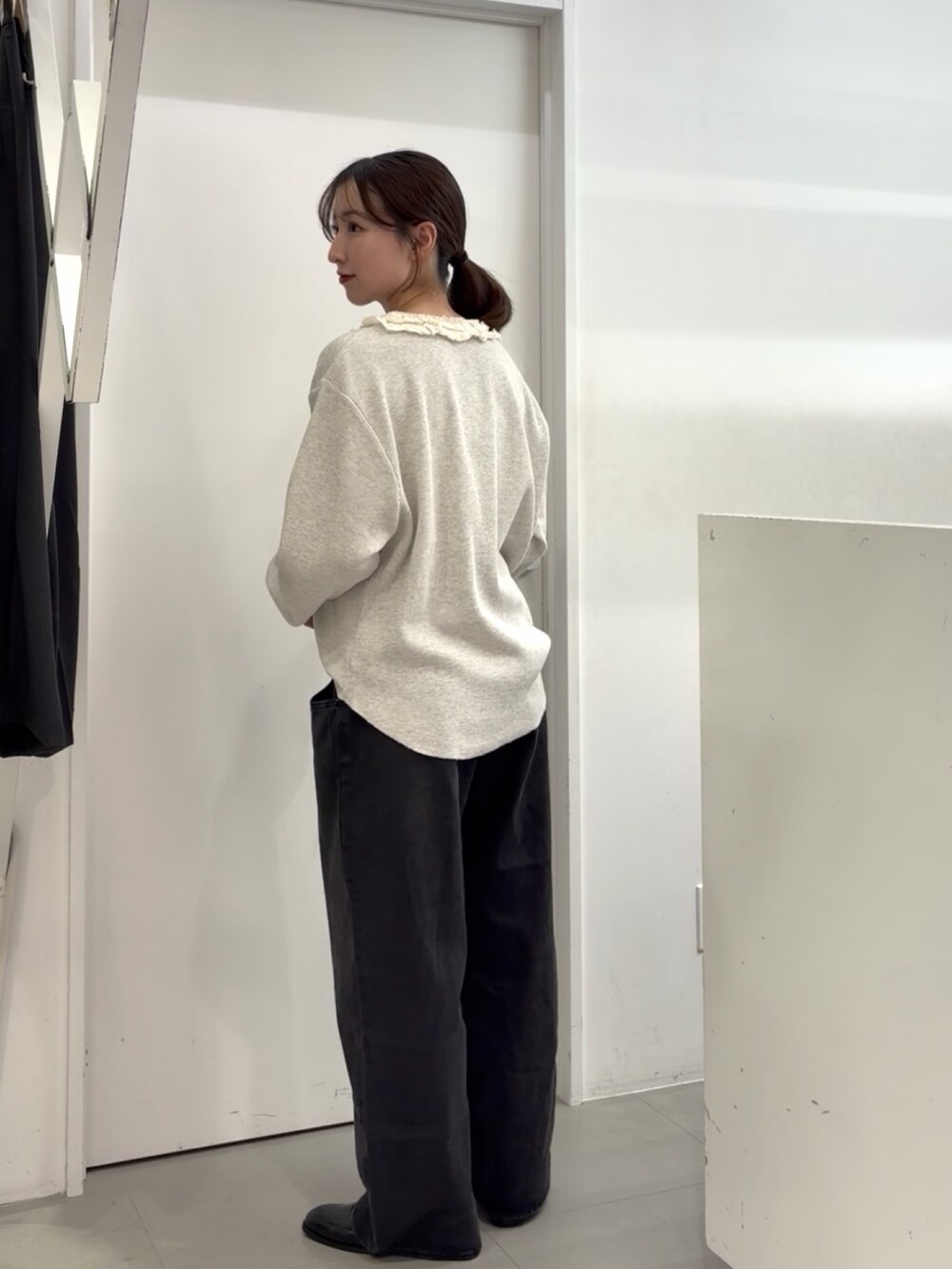 ブラック系のデニムパンツ、ブラック系のローファー、ベージュ系のTシャツ/カットソーを着用したレディースの春コーディネートの3枚目の写真