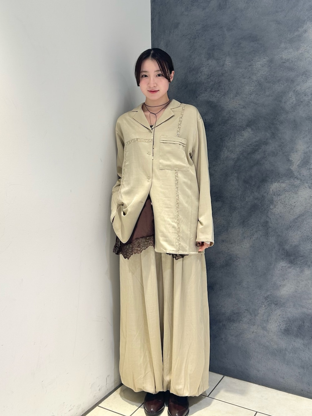 ベージュ系のシャツ/ブラウス、ベージュ系のその他パンツ、ブラウン系のキャミソールを着用したレディースの冬コーディネートの2枚目の写真