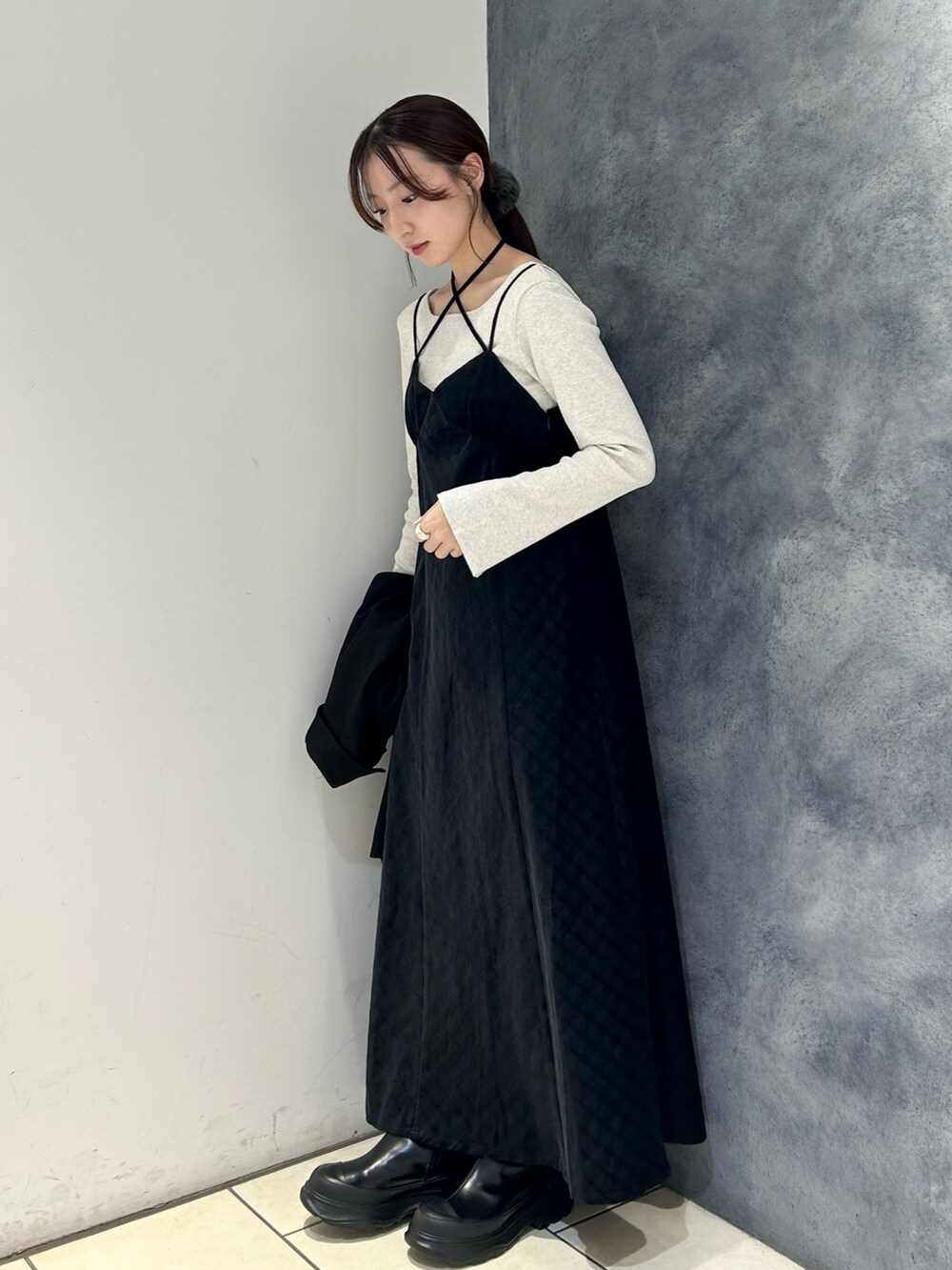 ベージュ系のTシャツ/カットソー、グレー系のワンピース、ブラック系のその他アウターを着用したレディースの秋コーディネートの2枚目の写真