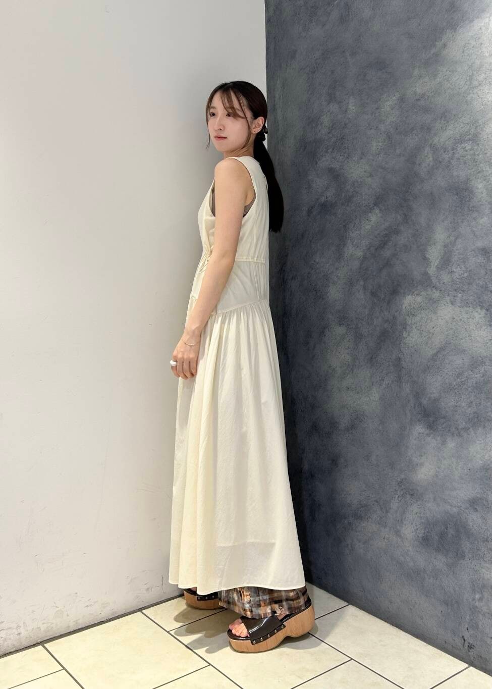 「ワンピース、ワイドパンツ、KBF、シアー、春コーデ、夏コーデ、フェスコーデ、シアーパンツ、春夏コーデ、ジャガードパンツ、25ss」｜「KBFのスタッズサボサンダル（サンダル、ブラウン系）」を使った、なごみそさん（レディース・160cm）の夏コーディネートの3枚目の写真