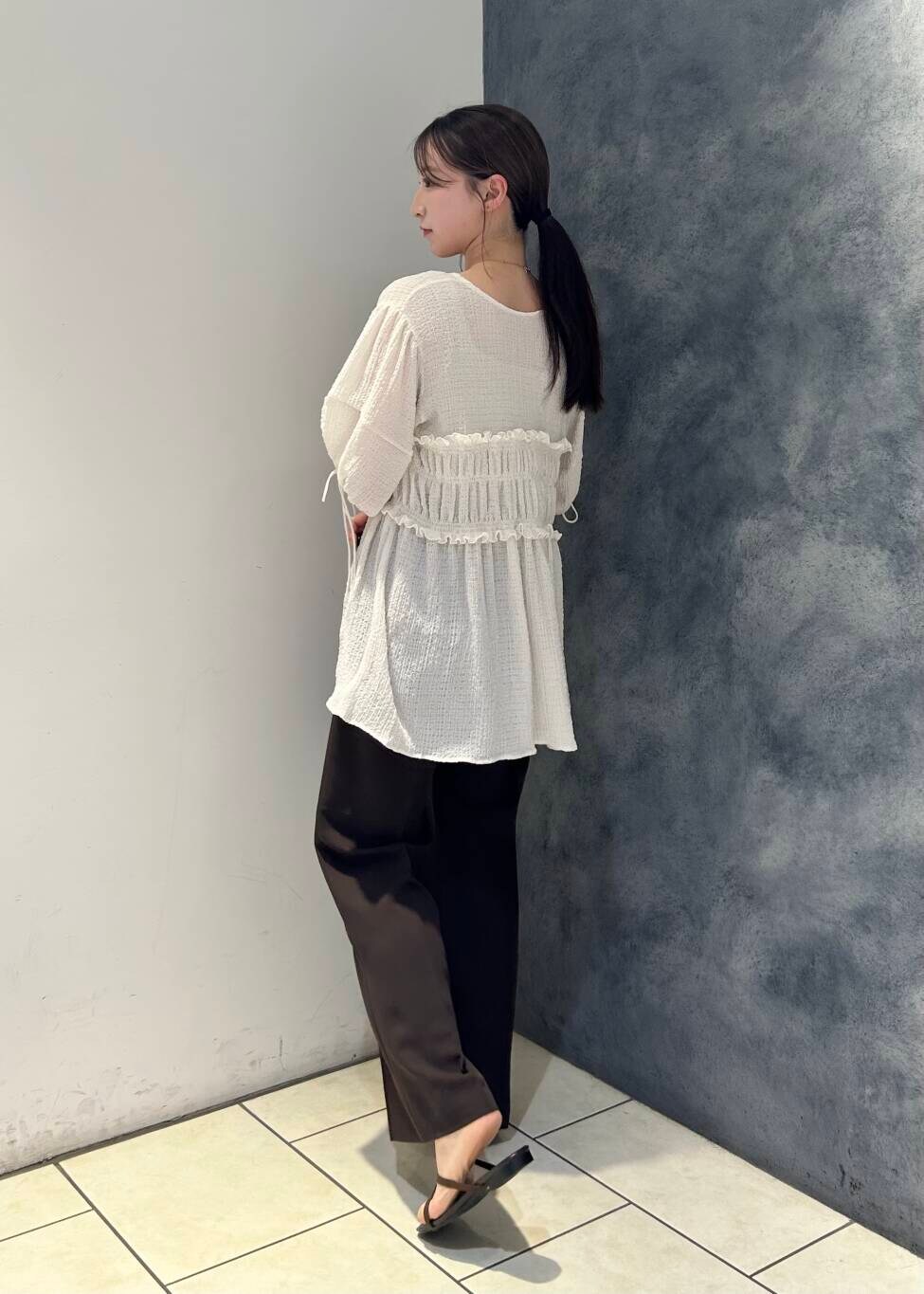 ブラウン系のサンダル、ブラウン系のその他パンツ、ホワイト系のシャツ/ブラウスを着用したレディースの夏コーディネートの4枚目の写真