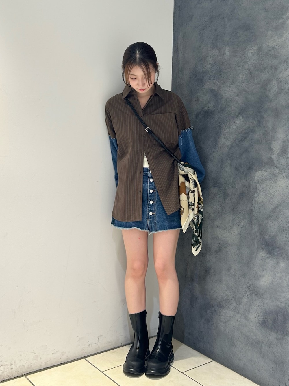 「KBF、kbf_ootd、KBFで選ぶ秋、秋服、秋コーデ、秋服準備はじめました、デニム、デニムスカート、デニムシャツ、ミニスカート、シャツスタイル、シャツコーデ」｜「KBFのデニムスリーブリメイクシャツ（シャツ/ブラウス、ブラウン系）」を使った、なごみそさん（骨格ウェーブ・レディース・160cm）の秋コーディネートの2枚目の写真