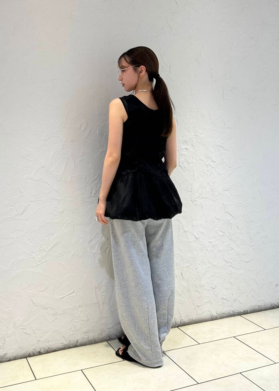 「KBF、春コーデ、夏コーデ、チュニック、春夏コーデ、スウェットパンツ、バルーン、バルーンシルエット、シアーチュニック、トレンドライク、カーブライン、25ss」｜「KBFのサテンリボンミュール（サンダル、ブラック系）」を使った、なごみそさん（レディース・160cm）の夏コーディネートの4枚目の写真