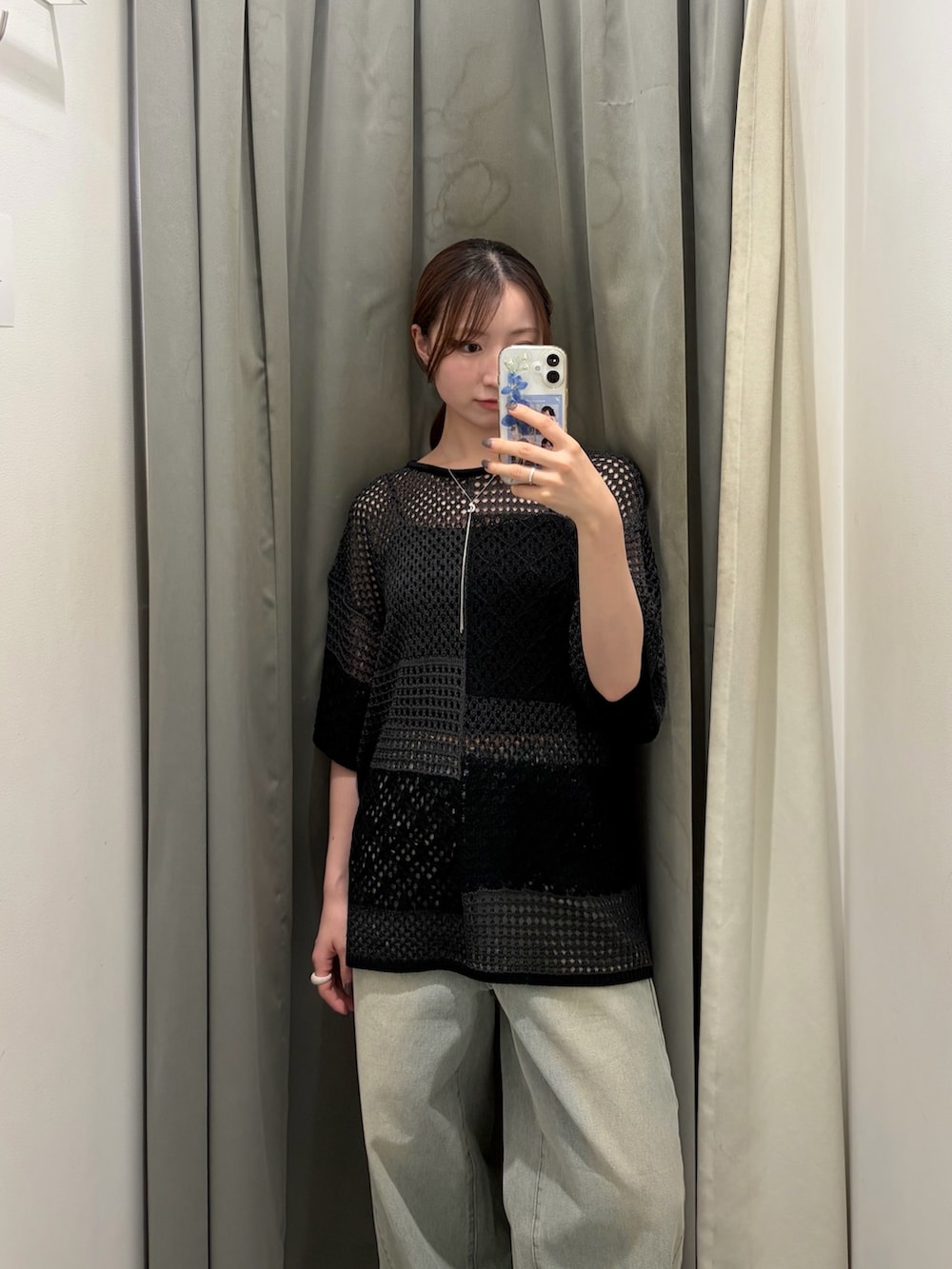 グレー系のニット/セーター、ブルー系のデニムパンツ、ブラック系のサンダルを着用したレディースの夏コーディネートの4枚目の写真
