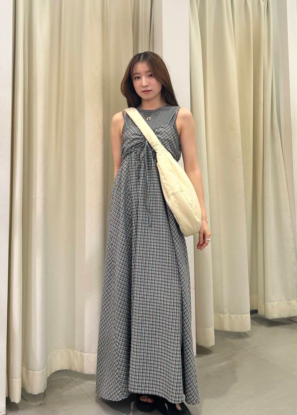 「ワンピース、キャミワンピース、ショルダーバッグ、ナイロン、サンダル、KBF、タンクトップ、春コーデ、夏コーデ、フェスコーデ、スポーティ、キャミワンピ、春夏コーデ、ドローコード、コンパクト」｜「KBFのクロップドタンクトップ（タンクトップ、グレー系）」を使った、なごみそさん（レディース・160cm）の夏コーディネートの2枚目の写真