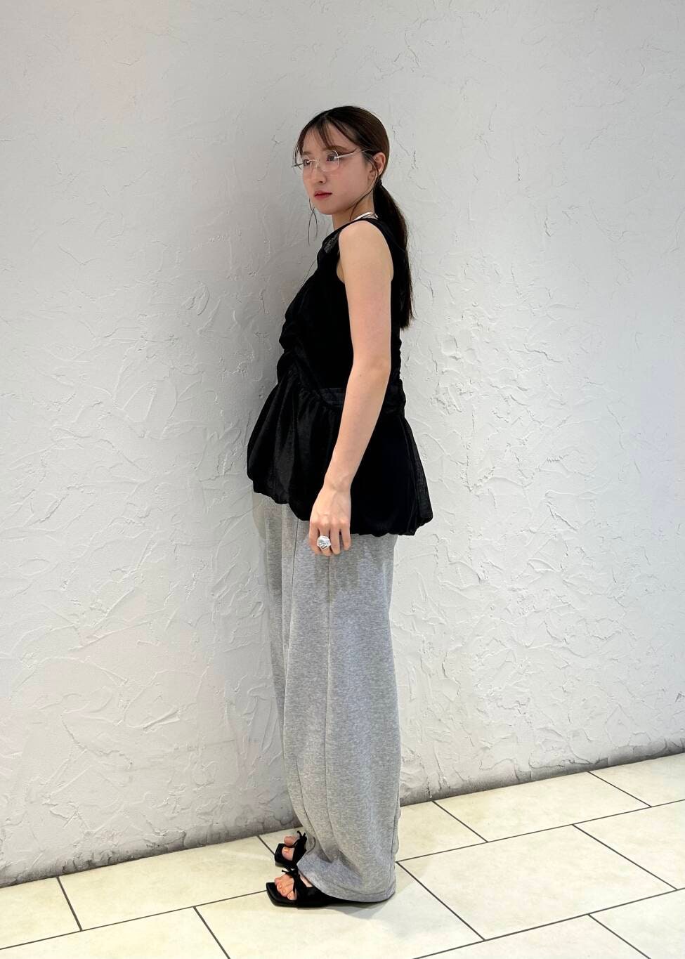 「KBF、春コーデ、夏コーデ、チュニック、春夏コーデ、スウェットパンツ、バルーン、バルーンシルエット、シアーチュニック、トレンドライク、カーブライン、25ss」｜「KBFのサテンリボンミュール（サンダル、ブラック系）」を使った、なごみそさん（レディース・160cm）の夏コーディネートの3枚目の写真