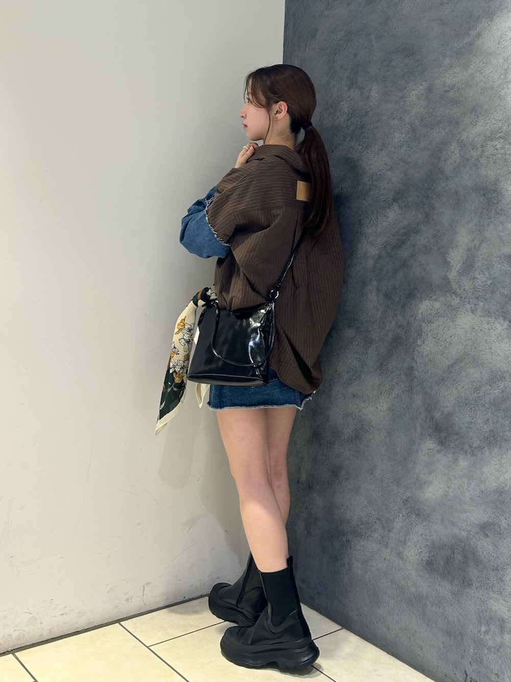 「KBF、kbf_ootd、KBFで選ぶ秋、秋服、秋コーデ、秋服準備はじめました、デニム、デニムスカート、デニムシャツ、ミニスカート、シャツスタイル、シャツコーデ」｜「KBFのデニムスリーブリメイクシャツ（シャツ/ブラウス、ブラウン系）」を使った、なごみそさん（骨格ウェーブ・レディース・160cm）の秋コーディネートの3枚目の写真