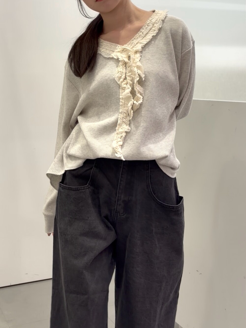 ブラック系のデニムパンツ、ブラック系のローファー、ベージュ系のTシャツ/カットソーを着用したレディースの春コーディネートの4枚目の写真