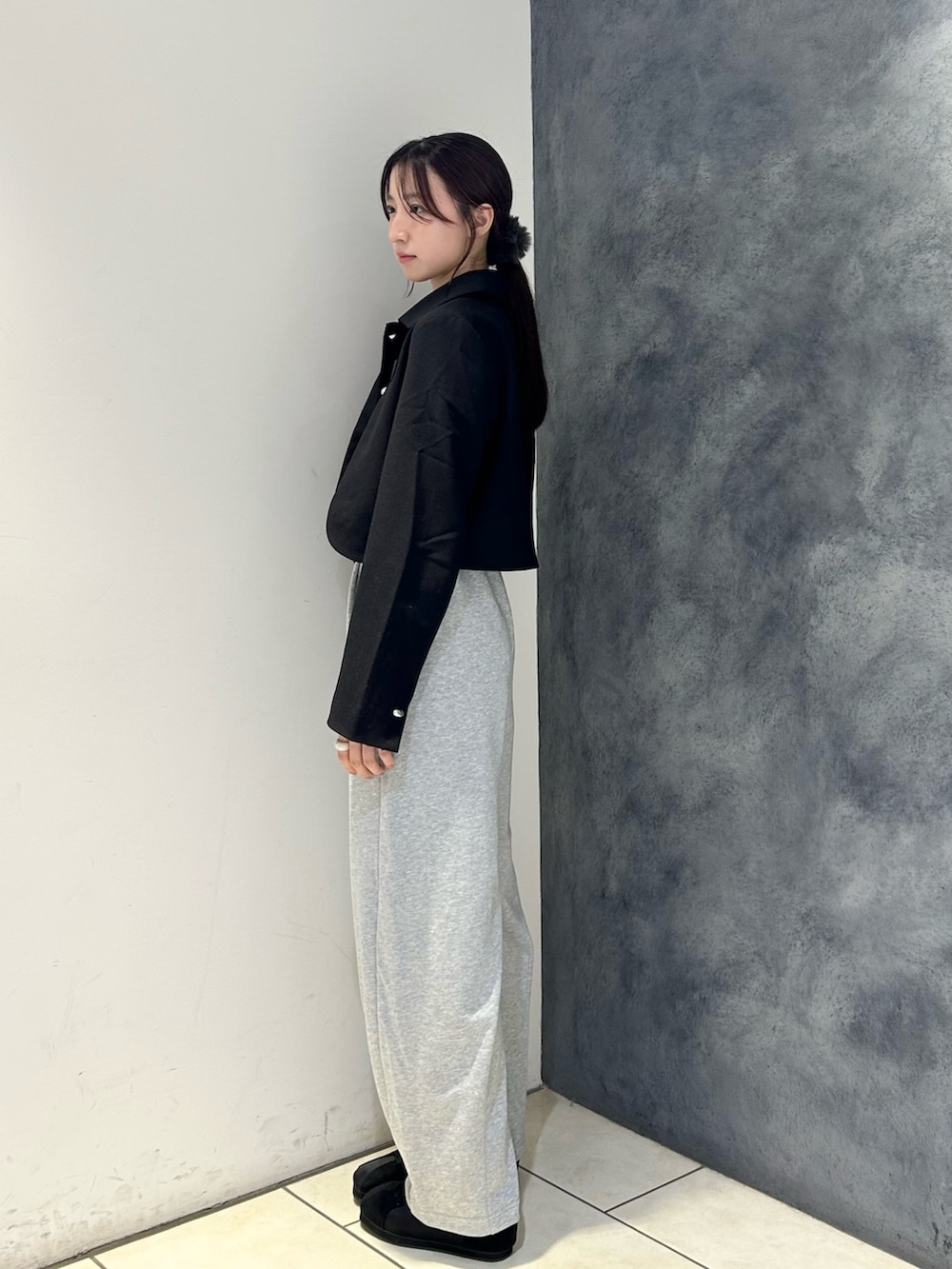 ブラック系のその他アウター、ブラック系のTシャツ/カットソー、グレー系のその他パンツを着用したレディースの秋コーディネートの4枚目の写真