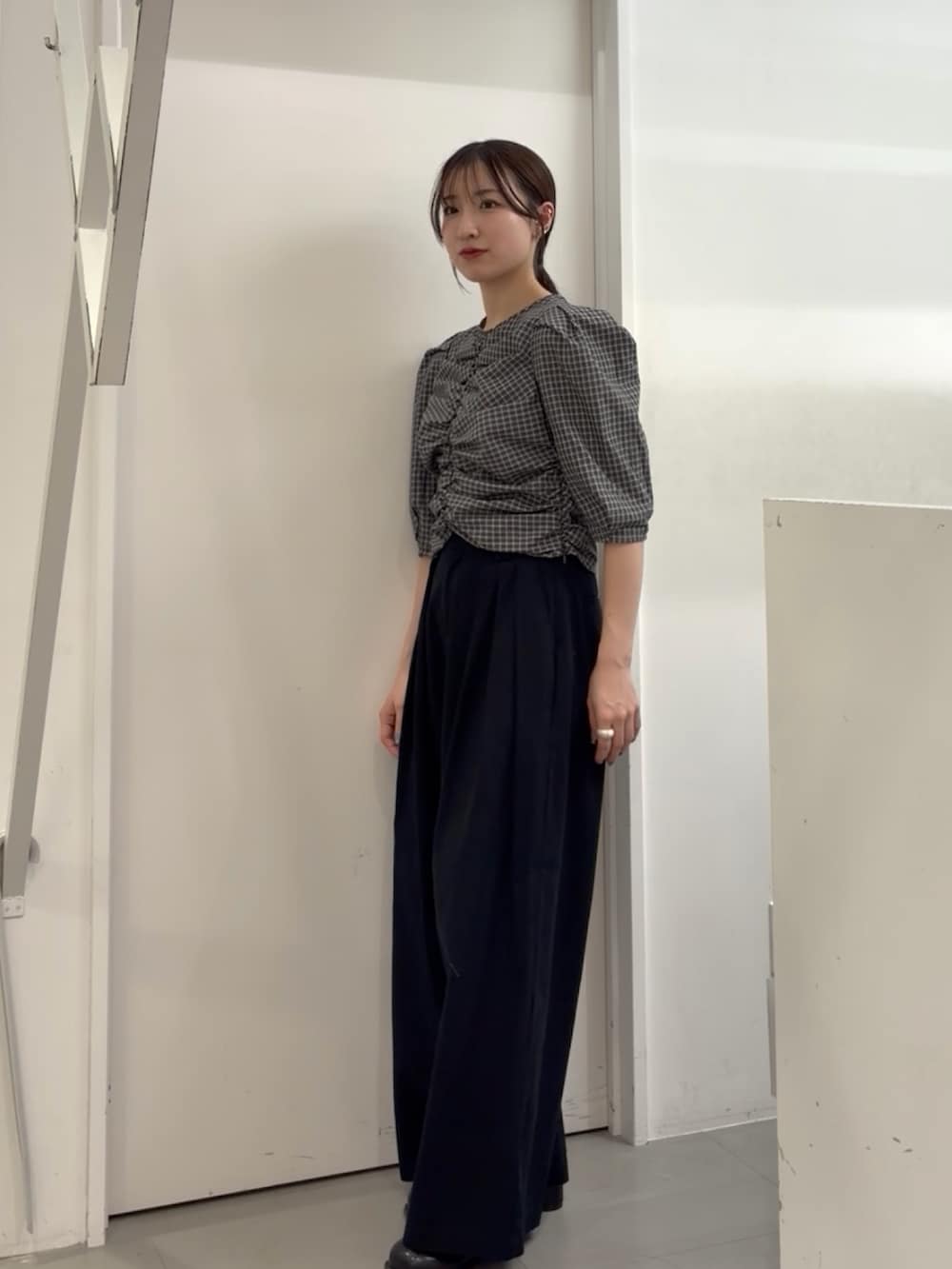 グレー系のシャツ/ブラウス、ブラック系のその他パンツ、ブラック系のサンダルを着用したレディースの春コーディネートの2枚目の写真