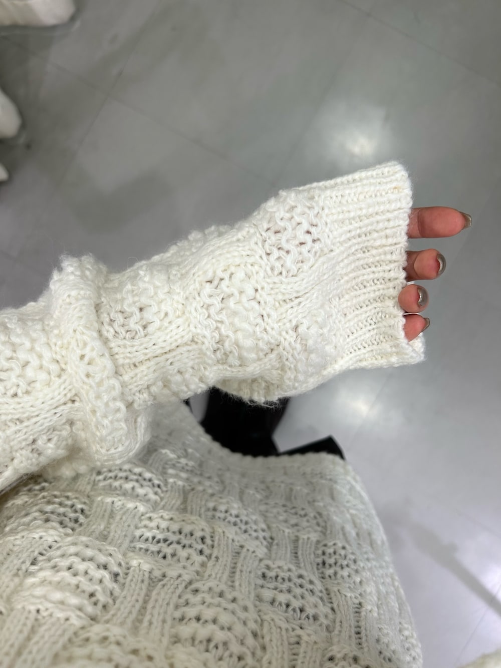 ホワイト系のニット/セーター、ブラウン系のその他パンツ、ブラウン系のブーツを着用したレディースの秋コーディネートの4枚目の写真