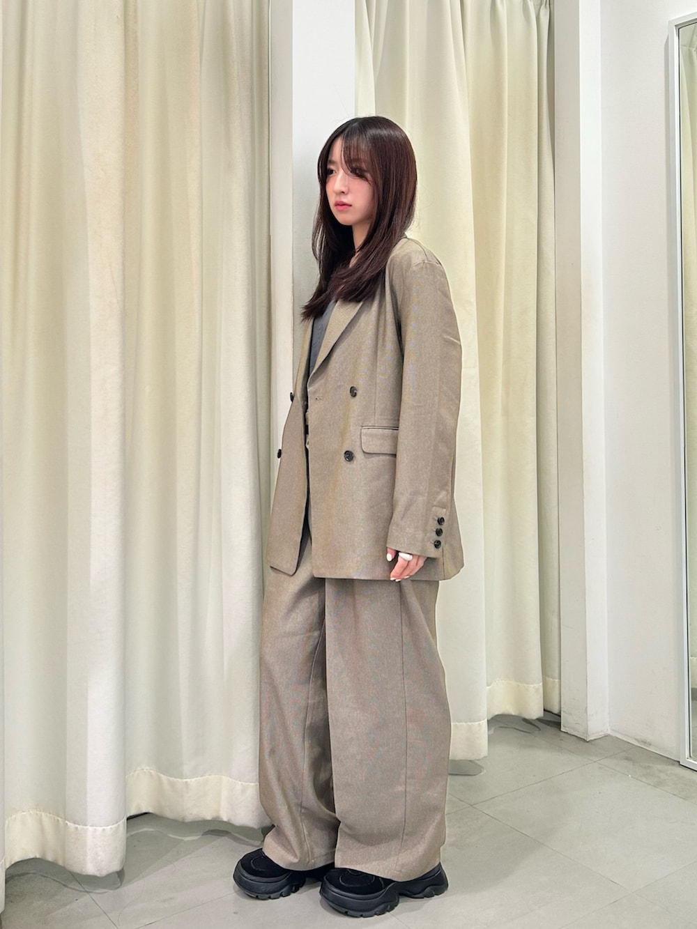 ブラウン系のその他アウター、ブラウン系のその他パンツ、グレー系のTシャツ/カットソーを着用したレディースの秋コーディネートの2枚目の写真
