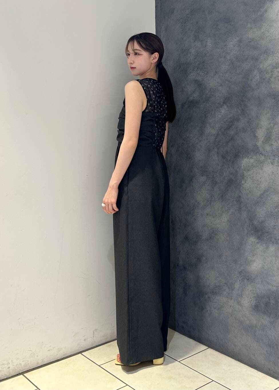 「KBF、サロペット、シアー、ノースリーブ、春コーデ、夏コーデ、メッシュ、フラワー柄、シャーリング、春夏コーデ、25ss」｜「KBFのスリムストラップサンダル（サンダル、イエロー系）」を使った、なごみそさん（レディース・160cm）の夏コーディネートの3枚目の写真