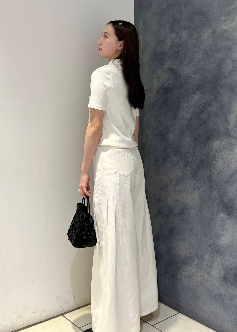 「KBF、春コーデ、夏コーデ、バギーパンツ、シャーリング、春夏コーデ、コンパクト、25ss」｜「RODE SKOのチェーン付きスパンコールバッグ（ショルダーバッグ、ブラック系）」を使った、なごみそさん（レディース・160cm）の春コーディネートの4枚目の写真