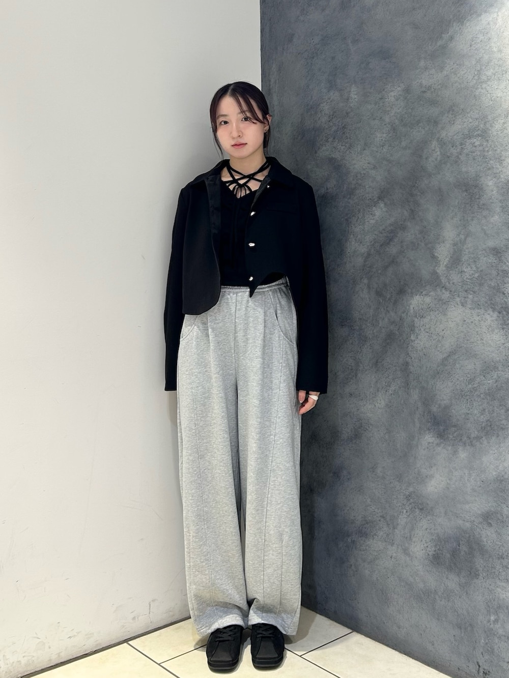 ブラック系のその他アウター、ブラック系のTシャツ/カットソー、グレー系のその他パンツを着用したレディースの秋コーディネートの2枚目の写真