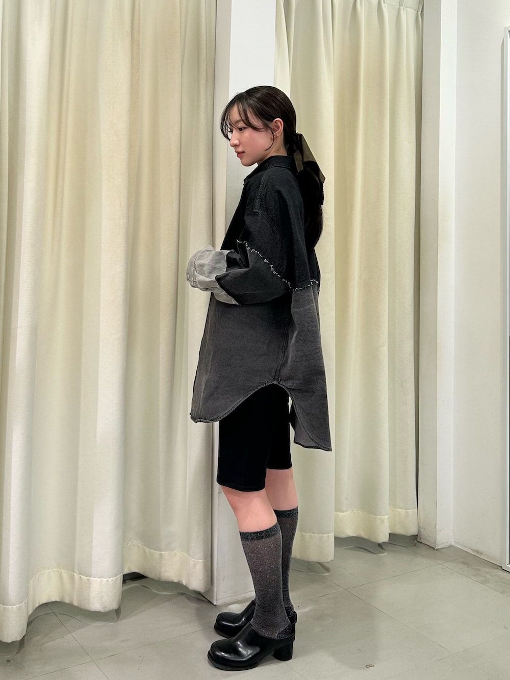 グレー系のシャツ/ブラウス、ブラック系のその他パンツ、ブラック系のサンダルを着用したレディースの冬コーディネートの2枚目の写真