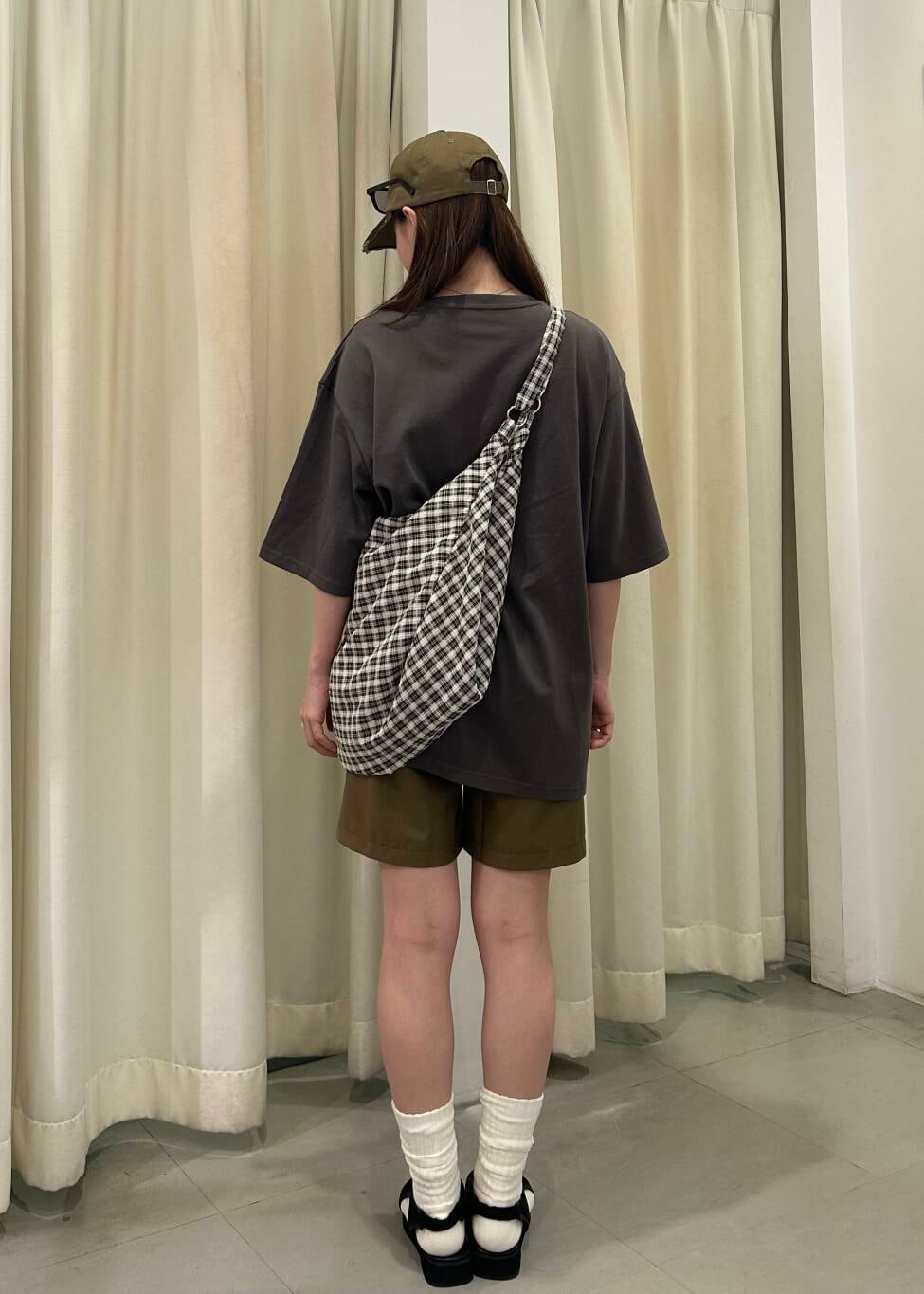 「シンプル、カジュアル、Tシャツ、サングラス、オーバーサイズ、イージーパンツ、サンダル、キャップ、KBF、トートバッグ、アウトドア、春コーデ、夏コーデ、フェスコーデ、スポーティ」｜「KBFのピンタックショートパンツ（その他パンツ、グリーン系）」を使った、なごみそさん（レディース・160cm）の夏コーディネートの4枚目の写真