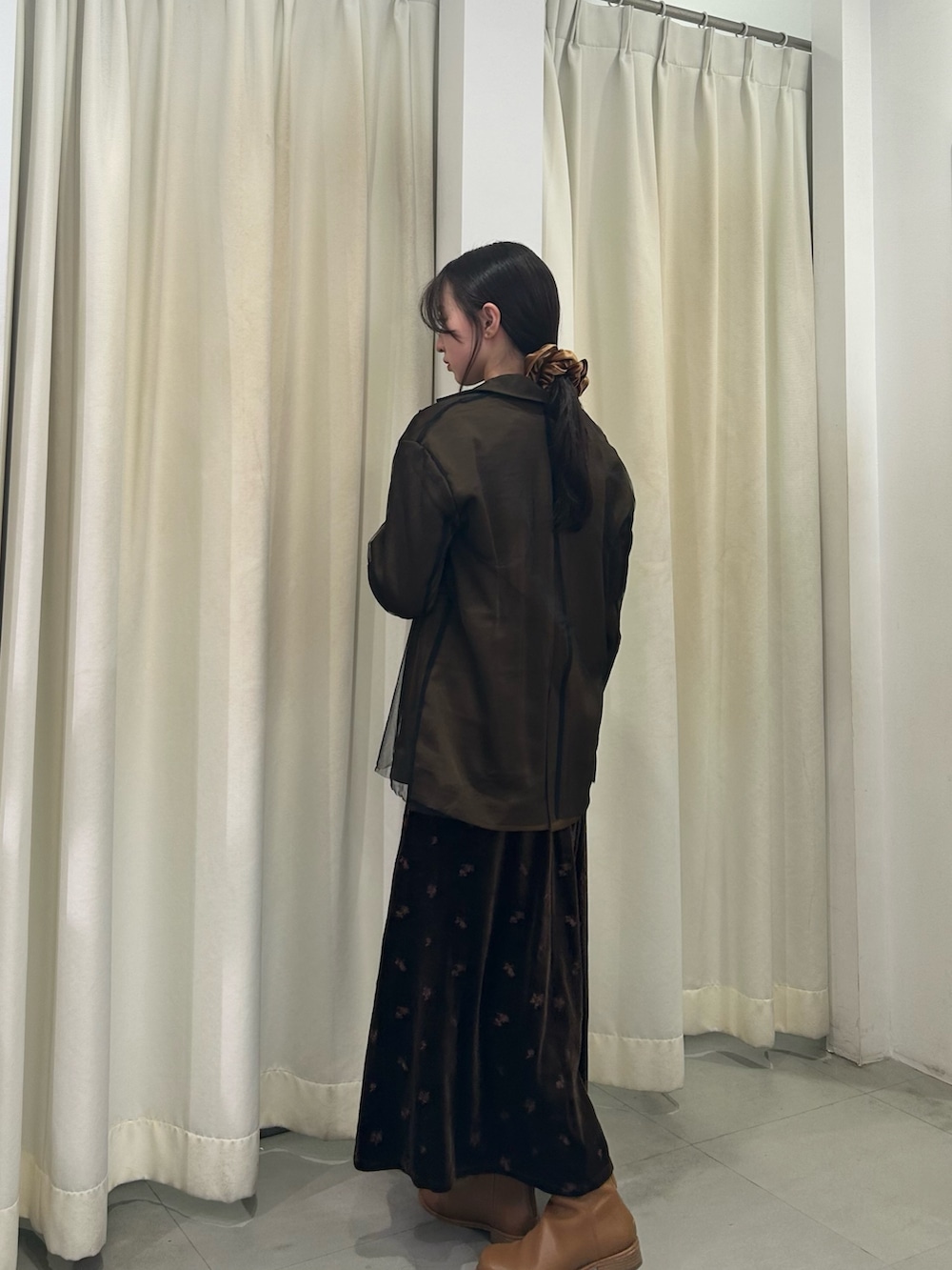 ブラウン系のその他アウター、ブラウン系のワンピース、ブラウン系のブーツを着用したレディースの冬コーディネートの4枚目の写真